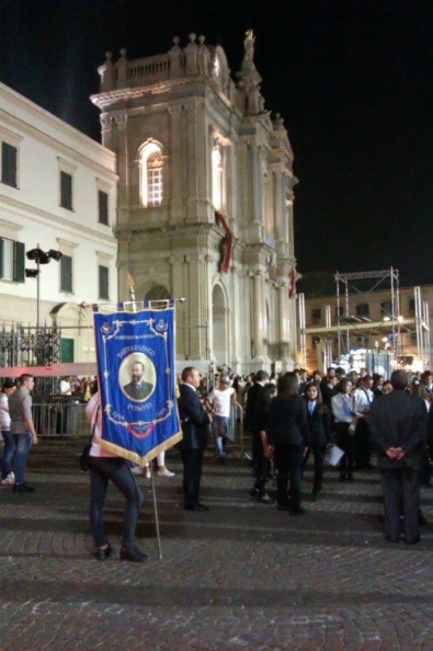 Zbierają się członkowie wspólnot i czciciele bł. bartola, przygtywa szkolna orkiestra La Banda - założona przez Bartola Longo 150 lat temu