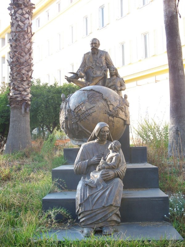 Pomnik bł. Bartola w boku Sanktuarium