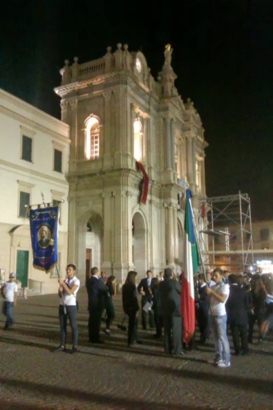Procesja formuje się po wieczornej Mszy św. w sanktuarium w Pompejach