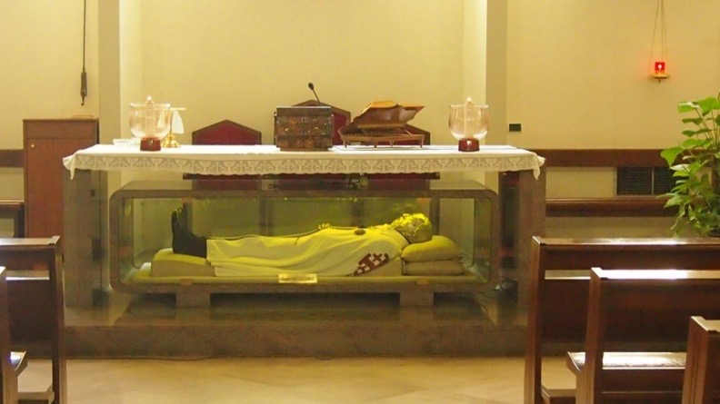 Bartolo Longo ma dedykowaną kaplicę boczną, znajdująesię tam jego sarkofag