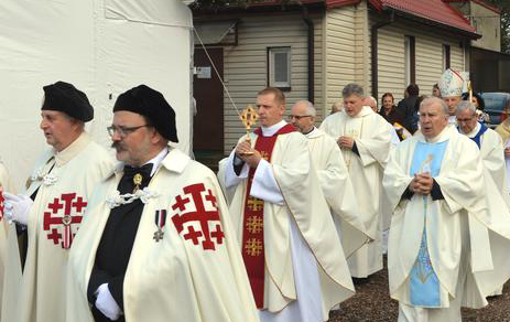 Ksiądz Łukasz Urbanek i relikwie bł. Bartola